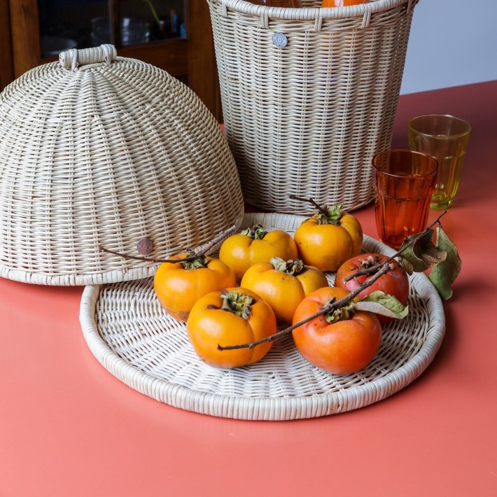 plateau et cloche à fruits en rotin naturel