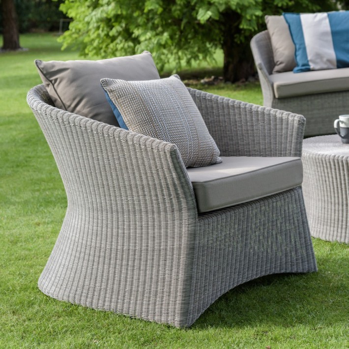 Fauteuil outdoor Zénith en résine galet de chez KOK MAISON