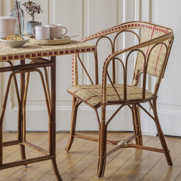 Guéridon en rotin Bagatelle avec fauteuil en rotin Bagatelle