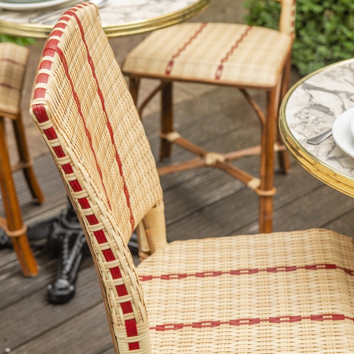 Chaise en rotin + résine Bagatelle en ambiance