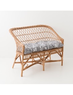 Canapé en osier Antonin avec coussin fond gris feuillage blanc