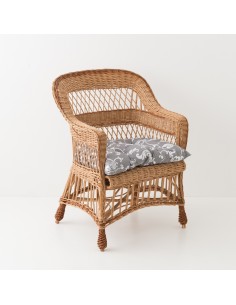 Fauteuil en osier Lora avec coussin fond gris feuillage blanc