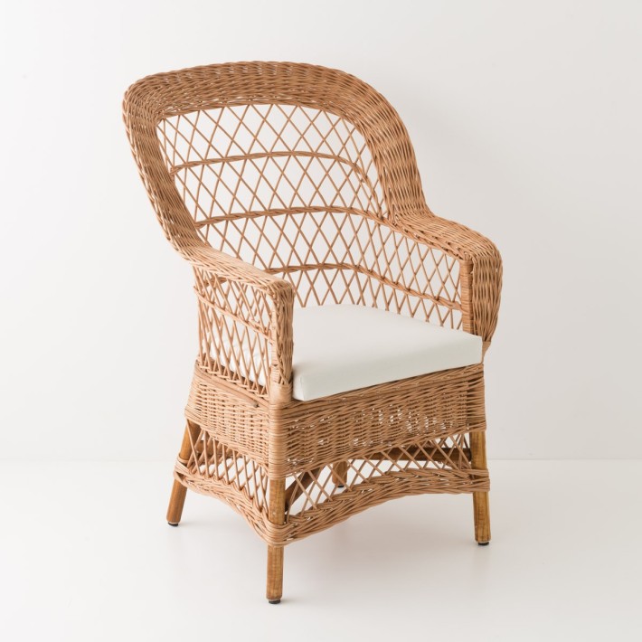 Coussin pour fauteuil haut dossier en osier brun en situation