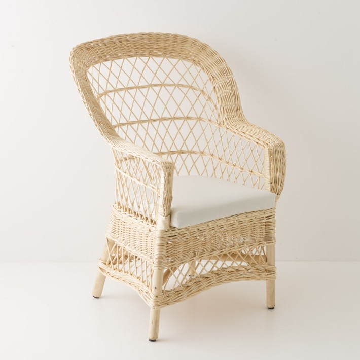 Coussin pour fauteuil haut dossier en osier blanc en situation