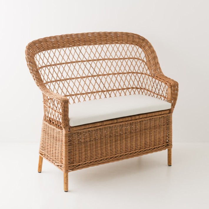 le banc coffre en osier brun avec son coussin