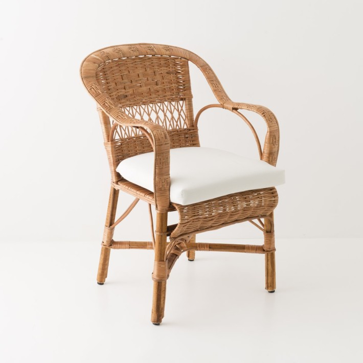 Le fauteuil Daddy en osier blanc avec son coussin
