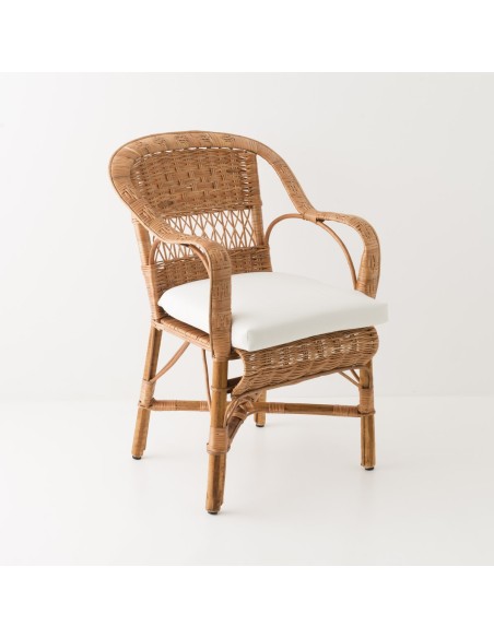 Le fauteuil Daddy en osier blanc avec son coussin