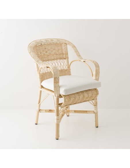 Le fauteuil Daddy en osier blanc avec son coussin