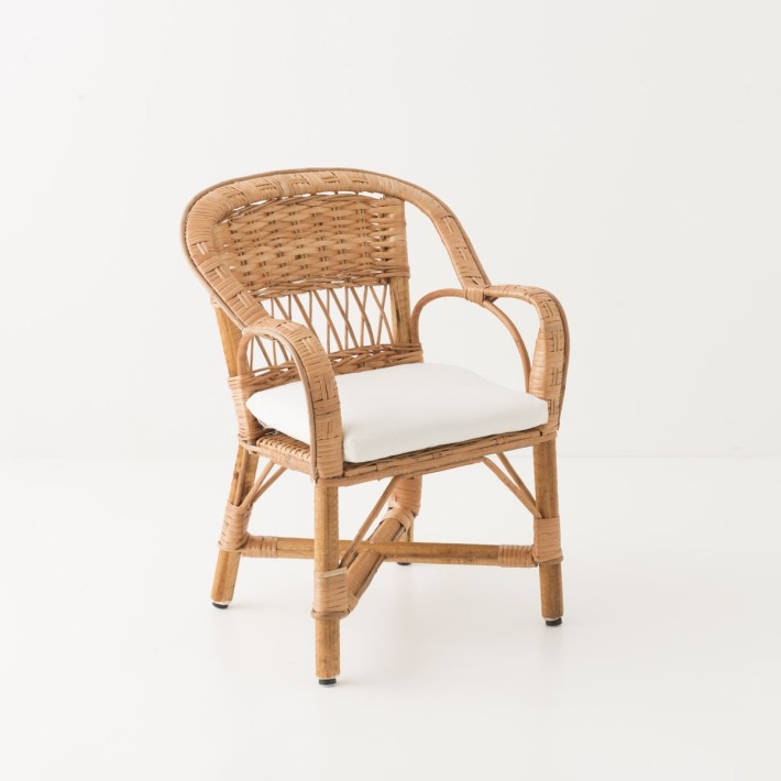 fauteuil enfant accoudoirs en osier blanc avec son coussin