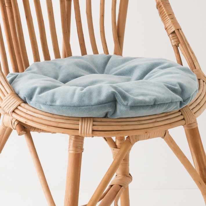 Coussin velours rond coloris cassis pour fauteuil osier