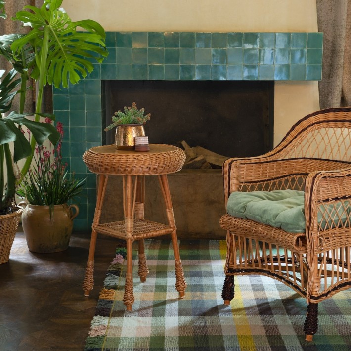 Laszlo wicker table round with Lora willow armchair