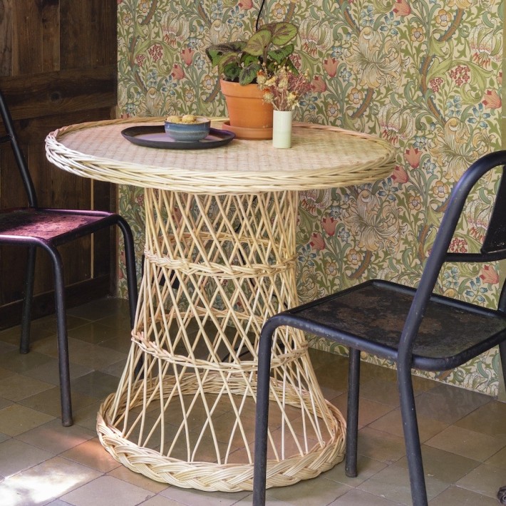 Table guéridon en osier blanc et chaises en métal