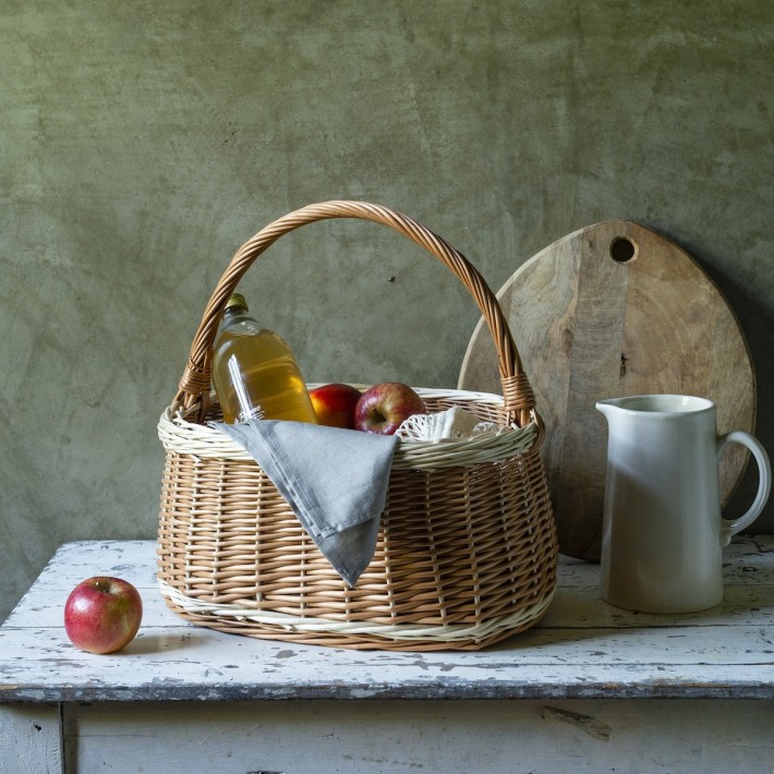 Panier à commissions en osier bicolore ambiance