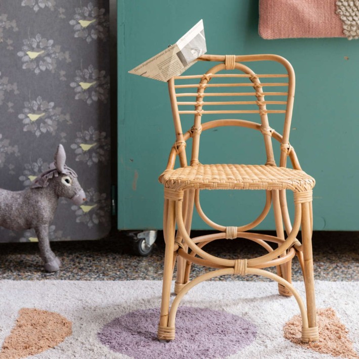 Chaise enfant en rotin Gingko Horizon ambiance vue de face