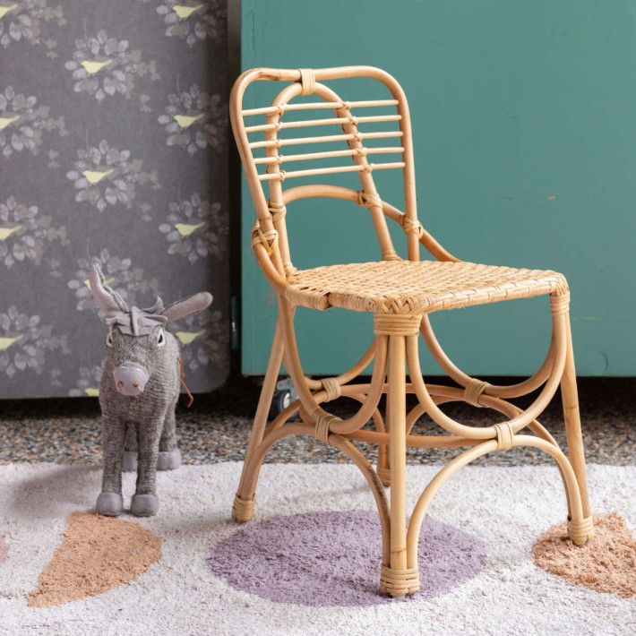 Chaise enfant en rotin Gingko Horizon ambiance vue de profil