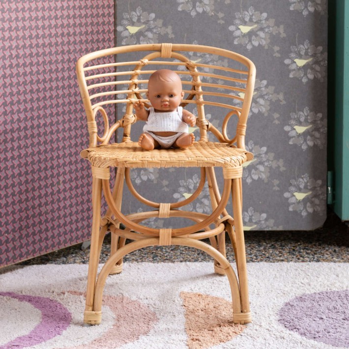 Fauteuil enfant en rotin Gingko Horizon ambiance vue de face avec poupée