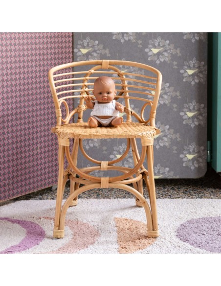Fauteuil enfant en rotin Gingko Horizon ambiance vue de face avec poupée