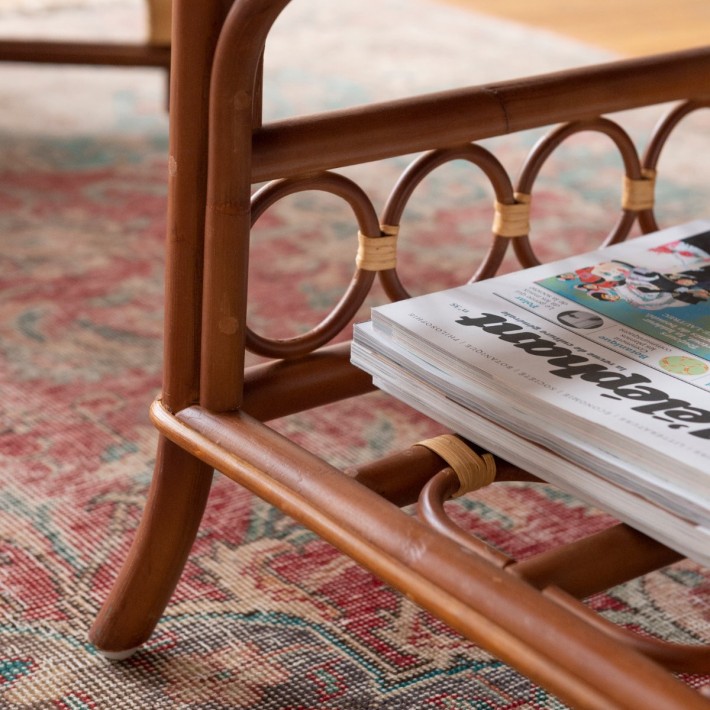 Table basse rotin tressé Bagatelle rectangulaire zoom plateau bas avec journaux