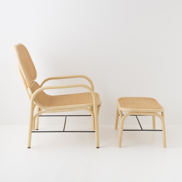 Repose-pied PLUS + fauteuil en rotin PLUS CANNE