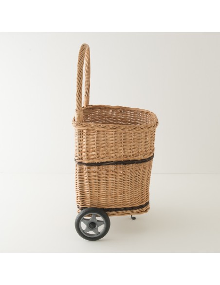 Panier à buches à roulettes en osier vu de côté