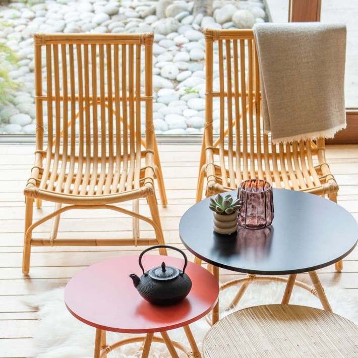 Ambiance fauteuil en rotin vintage DAVID vue de face