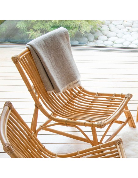 Ambiance fauteuil en rotin vintage DAVID vue de 3/4 Ambiance fauteuil en rotin vintage DAVID vue de 3/4
