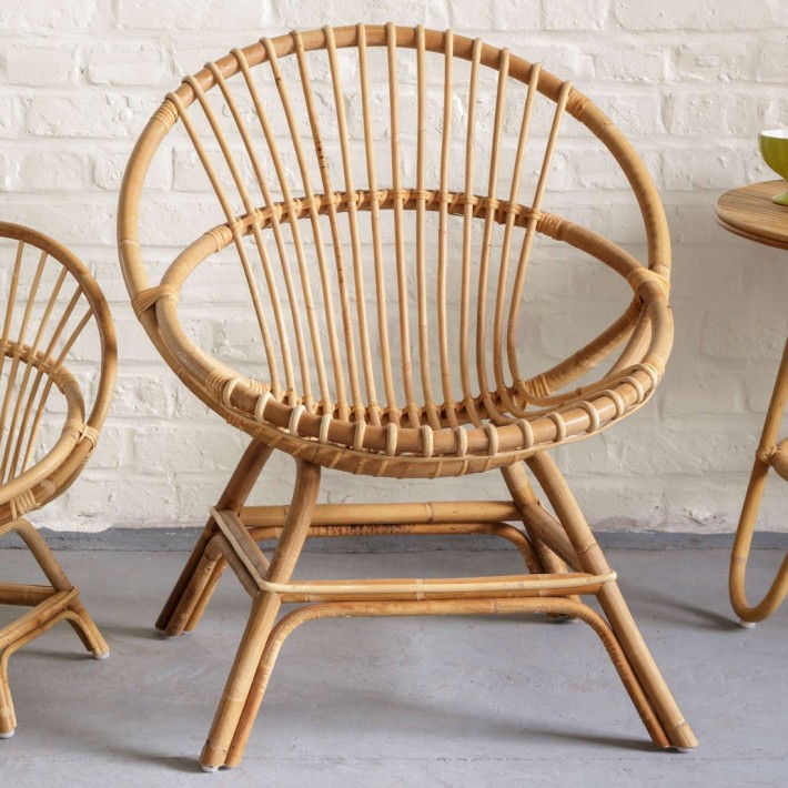 Ambiance fauteuil rotin coquille Brigitte en canne naturelle de chez KOK Maison