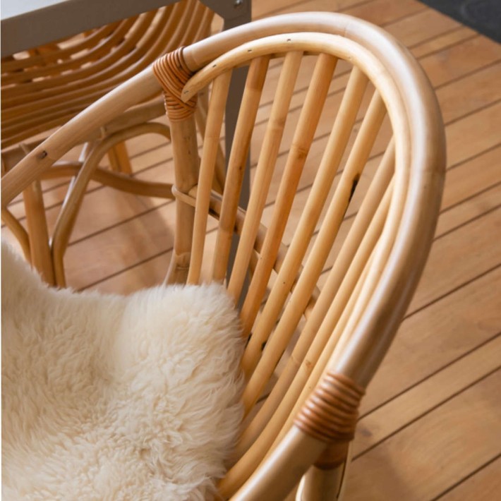 Zoom ambiance fauteuil en rotin naturel vintage Bruno de chez KOK MAISON