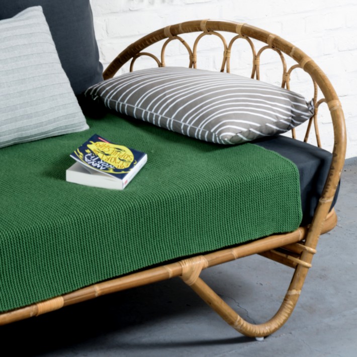 Zoom ambiance lit rotin 90x190 Corbeille livré avec sommier mais sans matelas ni coussins