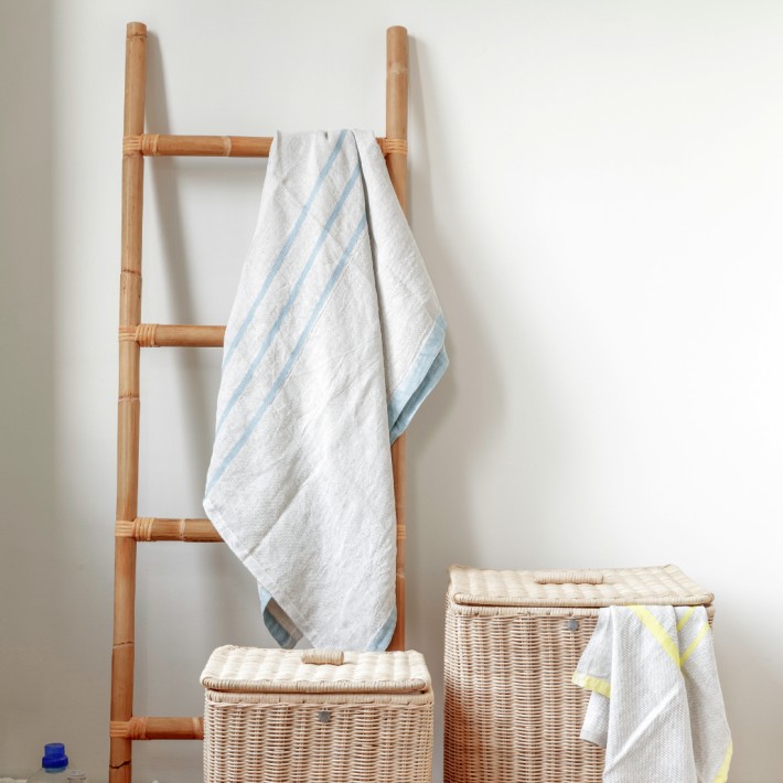 Ambiance porte-serviette échelle en rotin naturel avec paniers à lingeen rotin par KOK MAISON