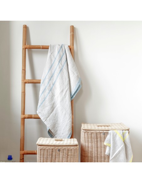 Ambiance porte-serviette échelle en rotin naturel avec paniers à lingeen rotin par KOK MAISON