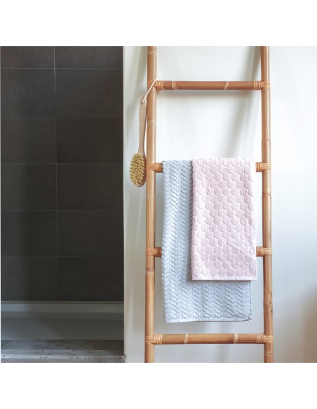 Porte-serviette échelle en rotin naturel par KOK MAISON ambiance salle de bain