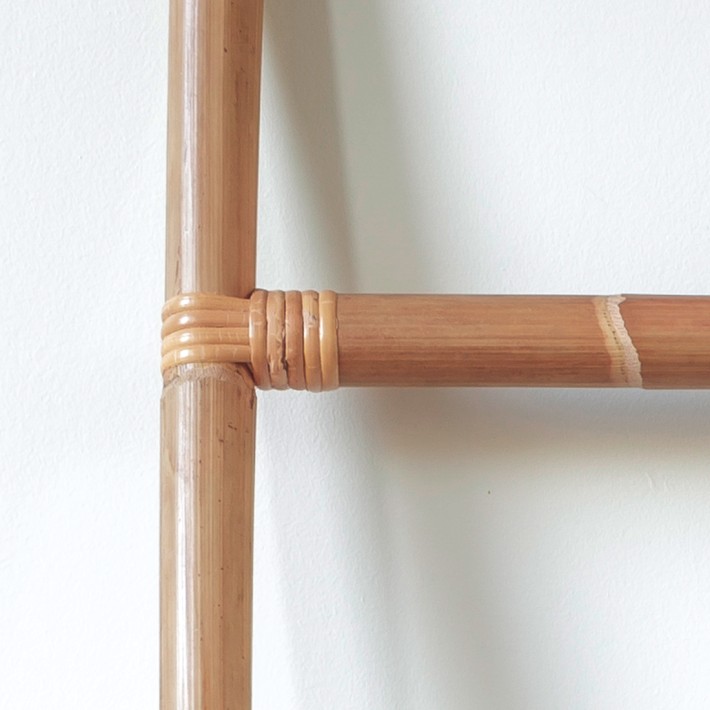 Zoom ligature porte-serviette échelle en rotin naturel par KOK MAISON