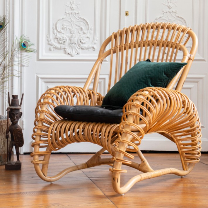 Ambiance fauteuil Boucle en rotin créé par le studio At Once pour Kok maison
