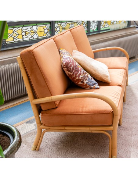 Ambiance canapé en rotin 3 places collection Riviera par Kok maison vue de profil Ambiance canapé en rotin 3 places collection Riviera par Kok maison vue de profil