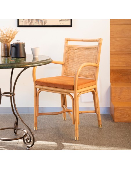 Ambiance fauteuil de table en rotin collection Riviera coussin velours ocre
