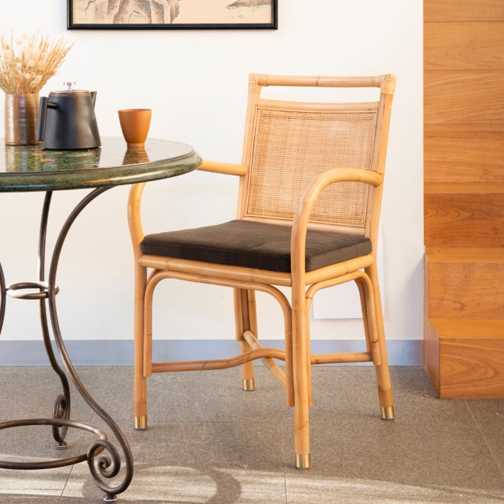 Ambiance fauteuil de table en rotin collection Riviera coussin velours marron