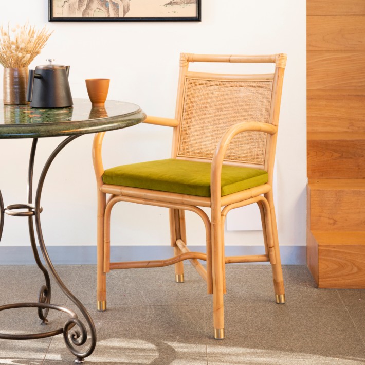 Ambiance fauteuil de table en rotin collection Riviera coussin velours vert