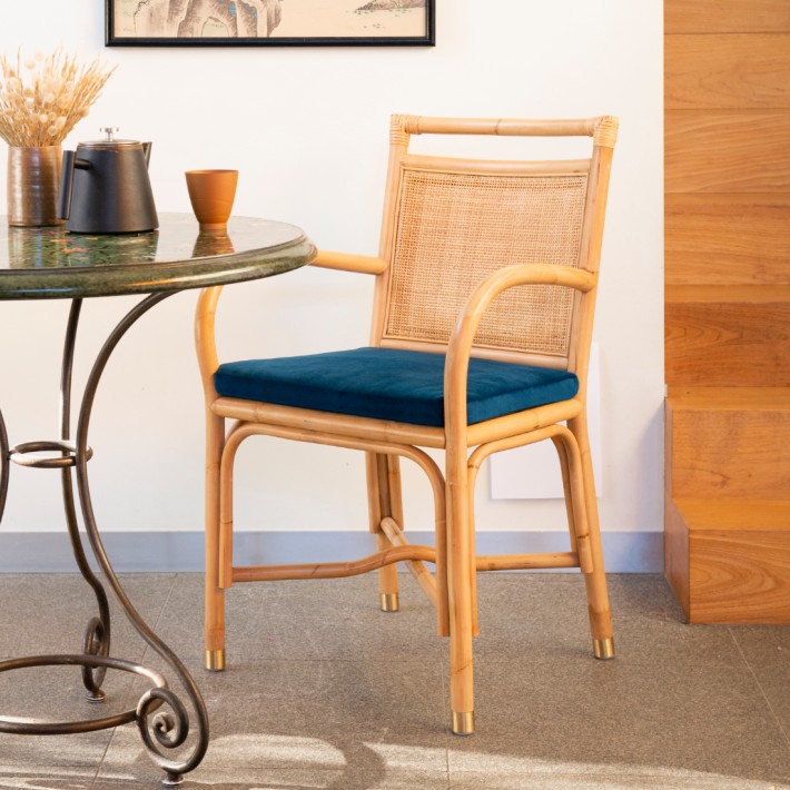 Ambiance fauteuil de table en rotin collection Riviera coussin velours bleu