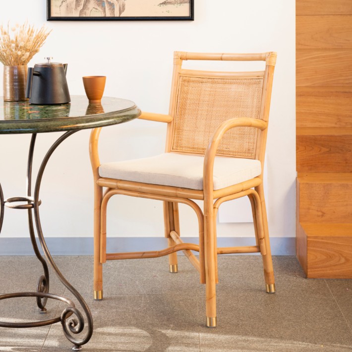 Ambiance fauteuil de table en rotin collection Riviera coussi lin par Kok maison