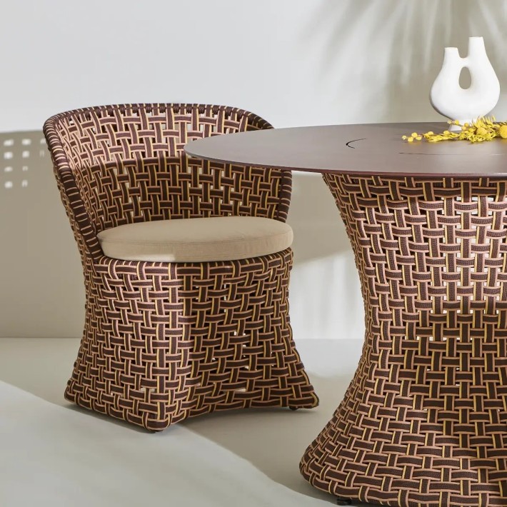 TALI outdoor table armchair around the round dining table