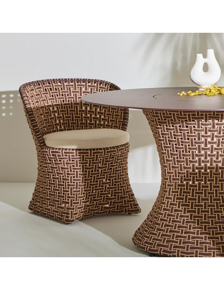 Fauteuil de table extérieur TALI autour de la table de repas ronde Fauteuil de table extérieur TALI autour de la table de repas ronde