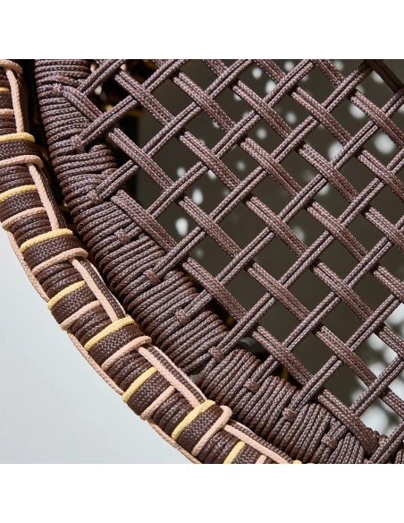 Zoom sur le tressage de la corde pour l'assise du pouf d'extérieur TALI