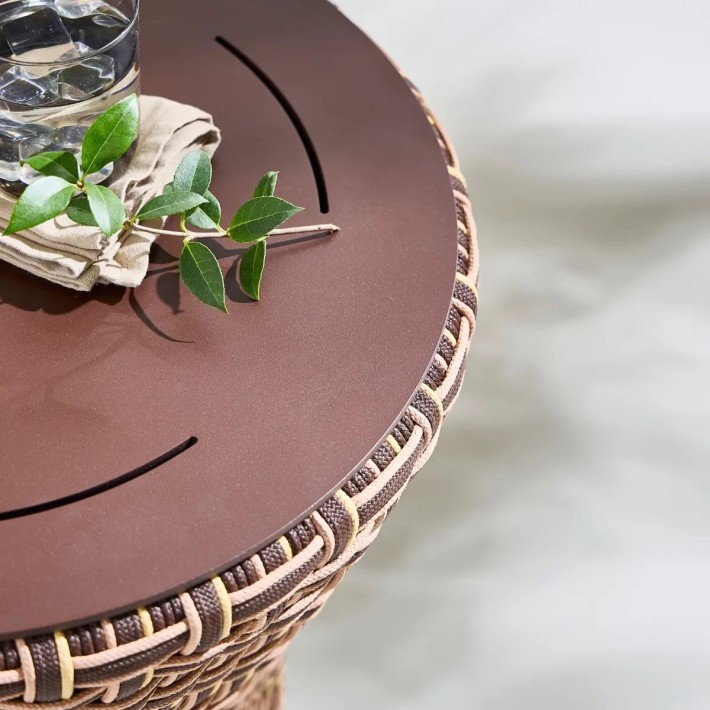 Zoom on TALI round outdoor coffee table top