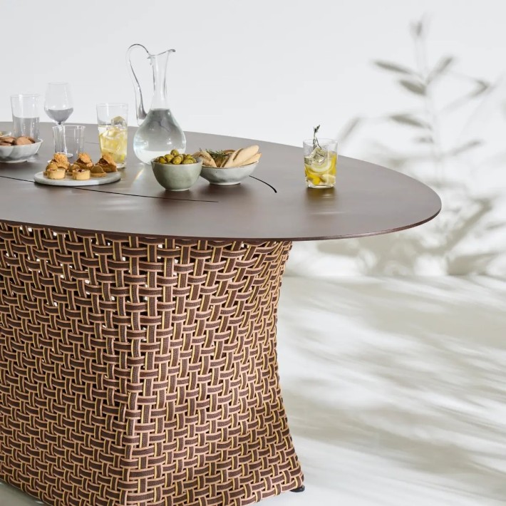 Zoom vue 3/4 table de repas ovale extérieur TALI