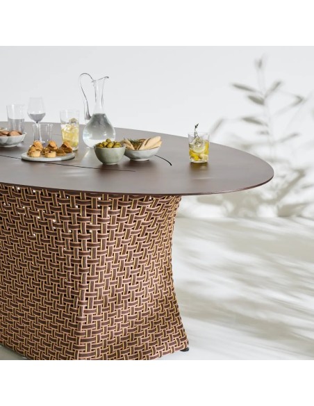 Zoom vue 3/4 table de repas ovale extérieur TALI Zoom vue 3/4 table de repas ovale extérieur TALI