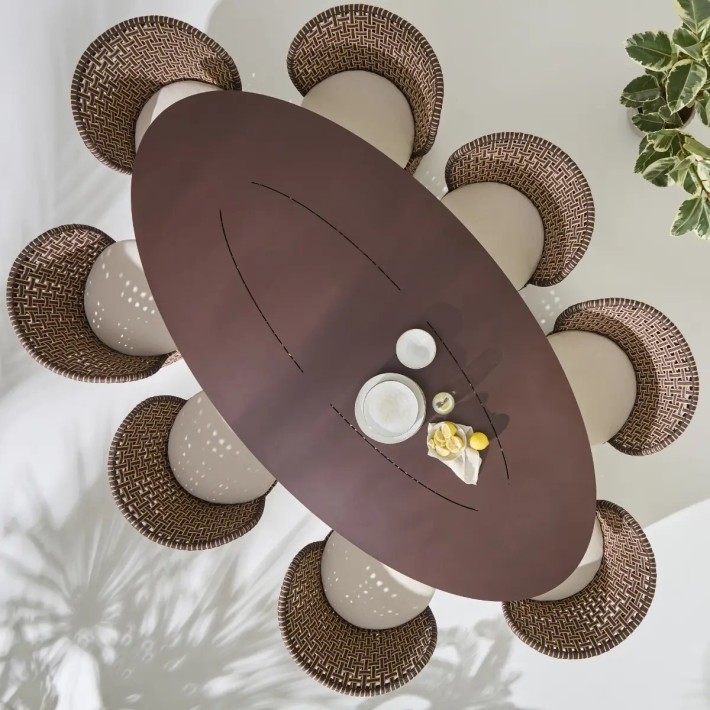 Vue de dessus table de repas extérieure ovale TALI avec fauteuil de table