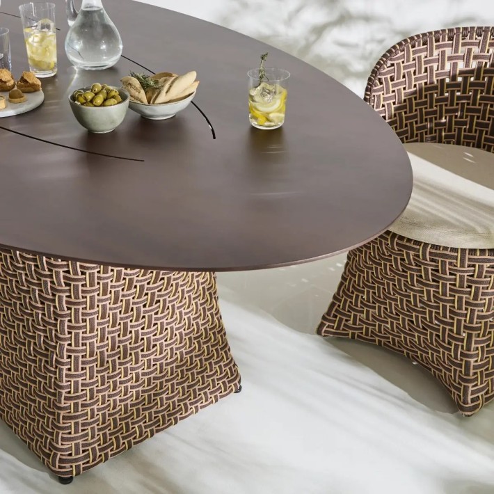 Zoom 3/4 plateau en métal de la table de repas extérieure ovale TALI