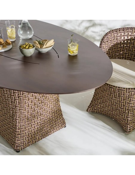 Zoom 3/4 metal top of the TALI oval outdoor dining table Zoom 3/4 metal top of the TALI oval outdoor dining table