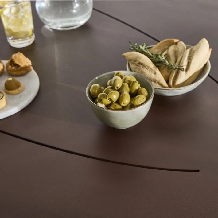 Zoom plateau en métal table de repas extérieure TALI